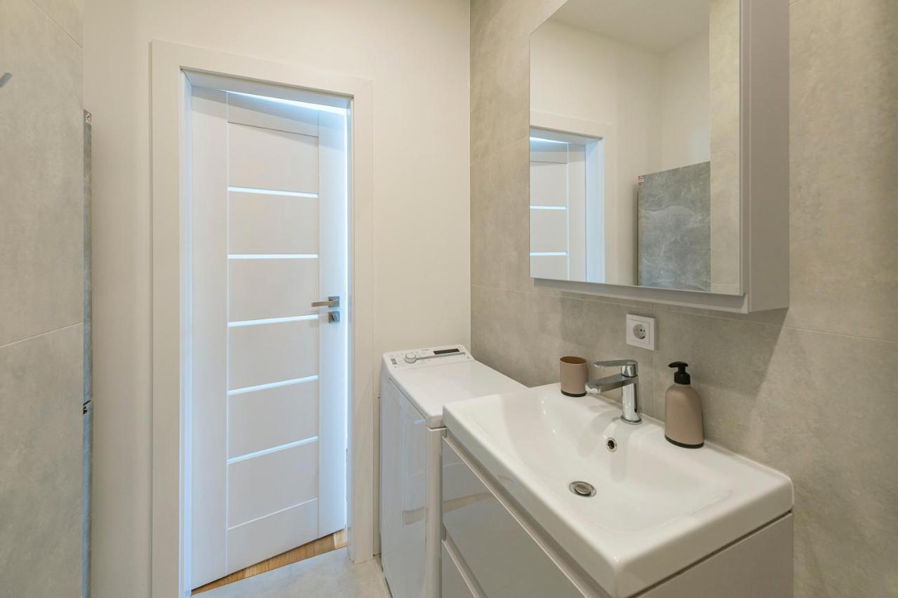 White 1 Bd Old Town Apartment By Hostlovers Kaunas Exterior foto